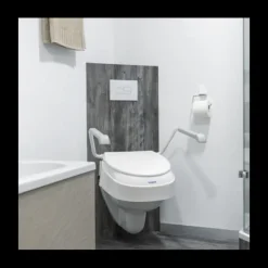 Rehausse WC avec accourdoirs Invacare Aquatec 900